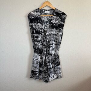 Betro Simone Black White Lightweight Tie front Stretch Waist Breezy Romper Sz MD